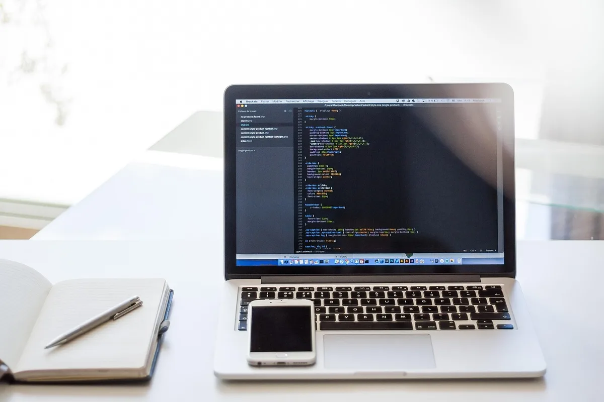 Ordinateur portable affichant un code iframe pour intégrer une carte