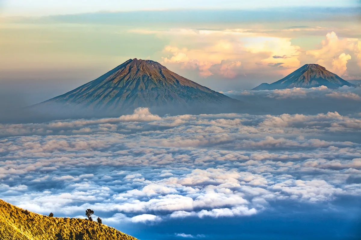 Vue d'un sentier près d'un volcan avec sources thermales à l'horizon