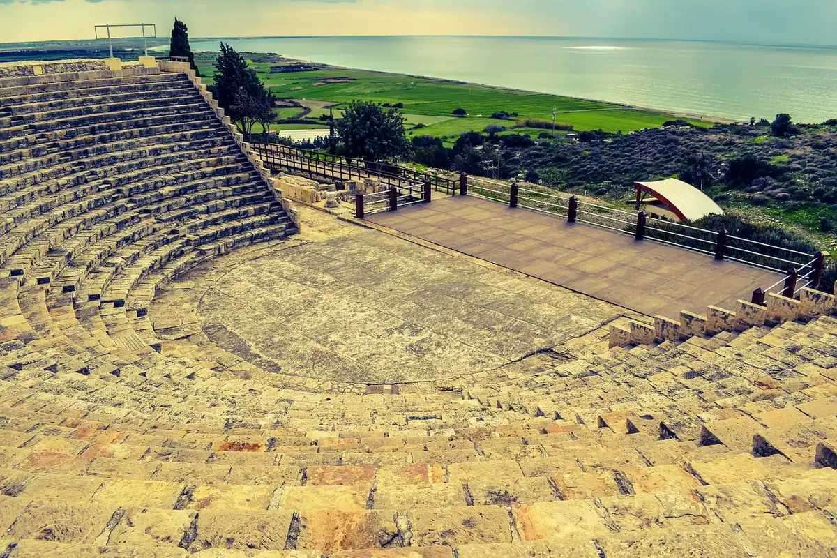 Ruines archéologiques de Délos sous un ciel bleu et visiteurs sur les sentiers