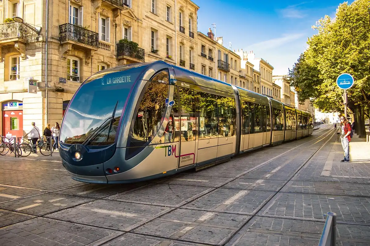 Centre historique de Bordeaux avec le Grand Théâtre et un tramway