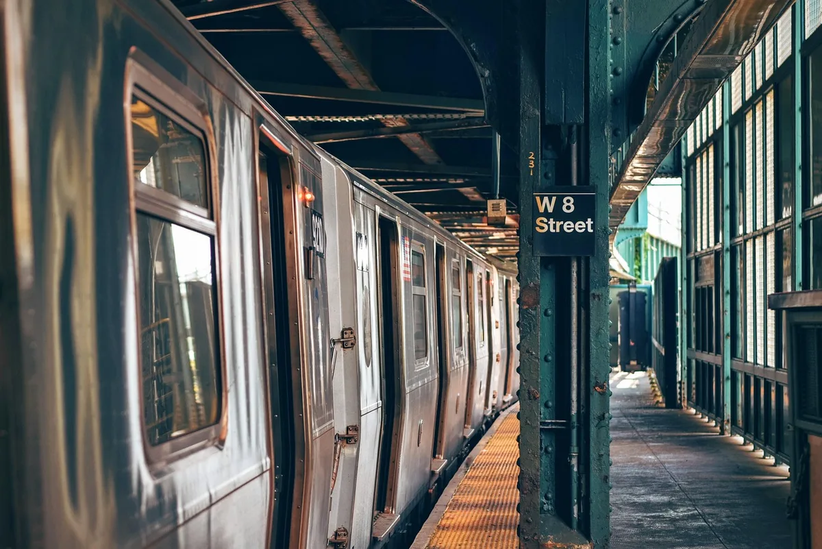 Entrée de la station Coney Island–Stillwell Avenue avec voyageurs