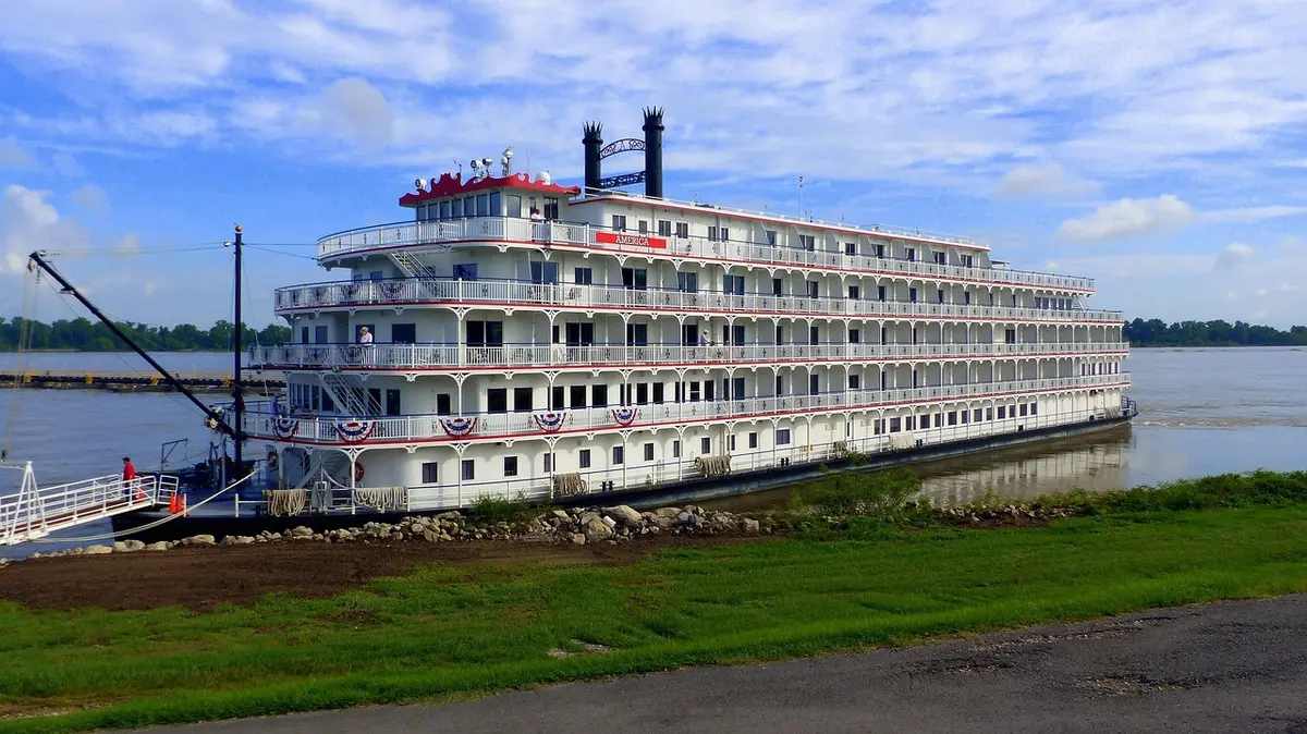 Bateau sur le Mississippi par une journée ensoleillée
