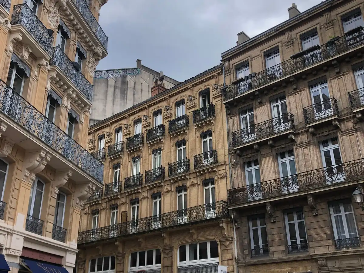 Cour intérieure historique de la Nouvelle-Orléans avec balcons en fer forgé et passants en journée