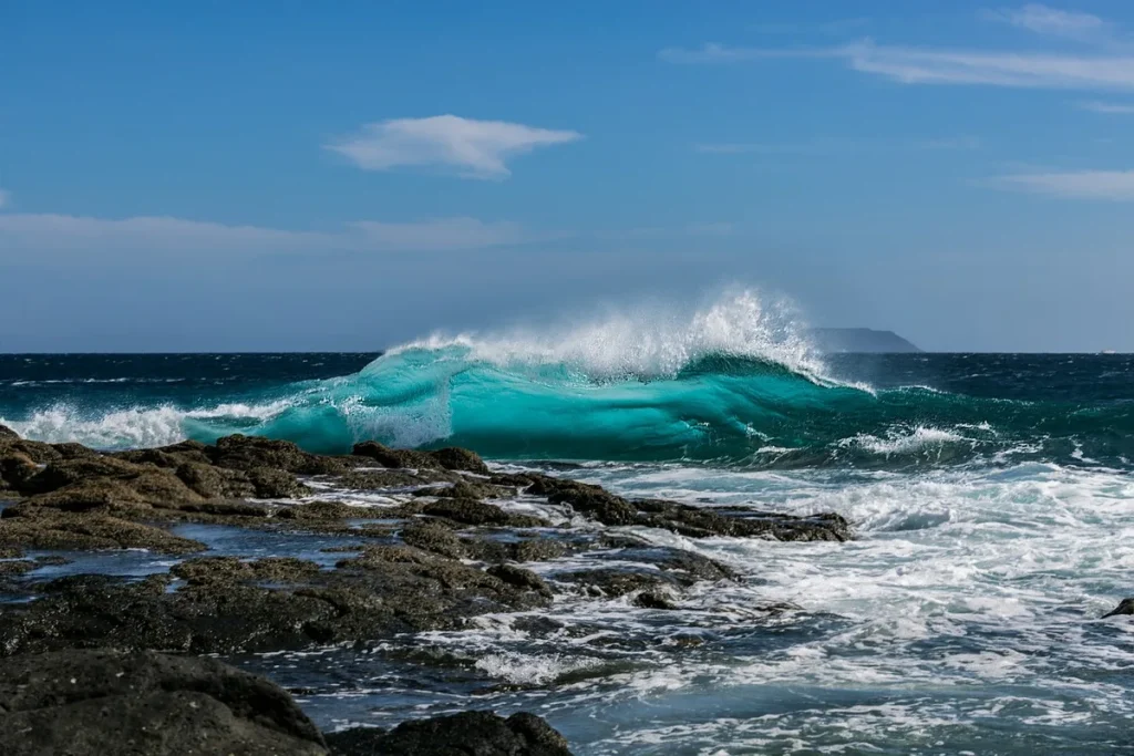 Vue aérienne d'une crique rocheuse en Sardaigne avec eau turquoise et maquis