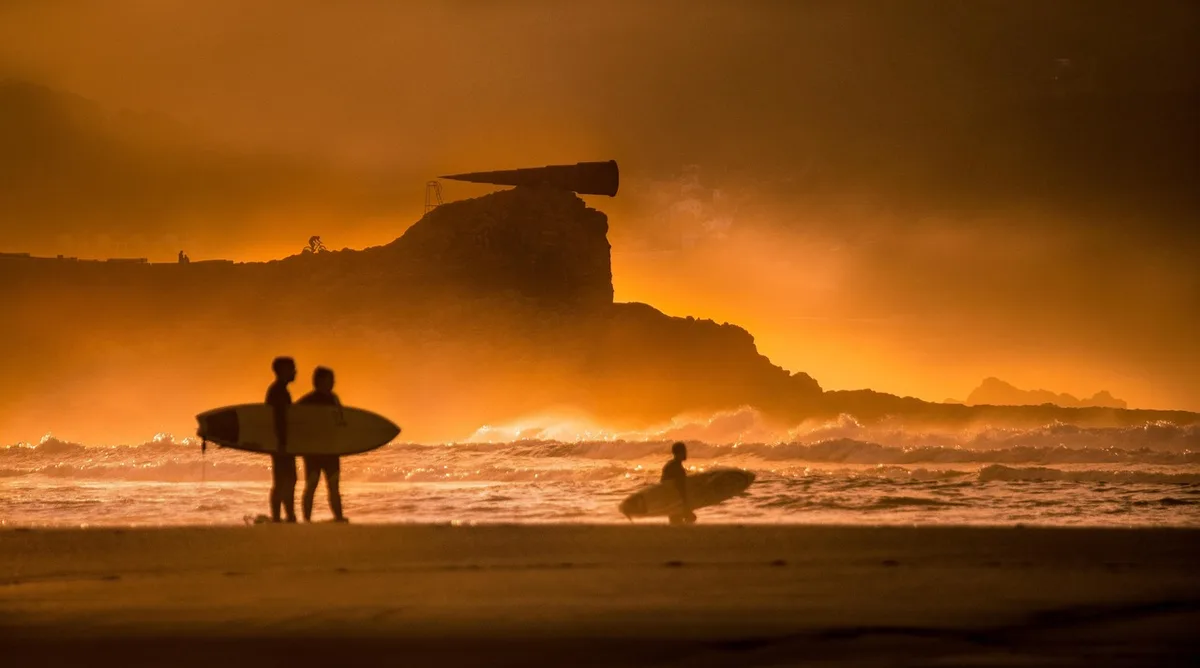 Surfeurs et longboards à Tamarindo sur une plage ensoleillée