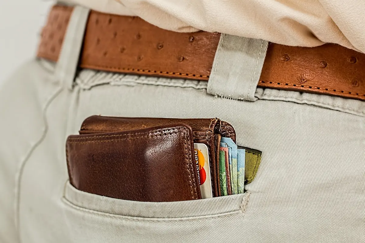 Main tenant additionnant des dépenses éligibles avec calculatrice et relevés