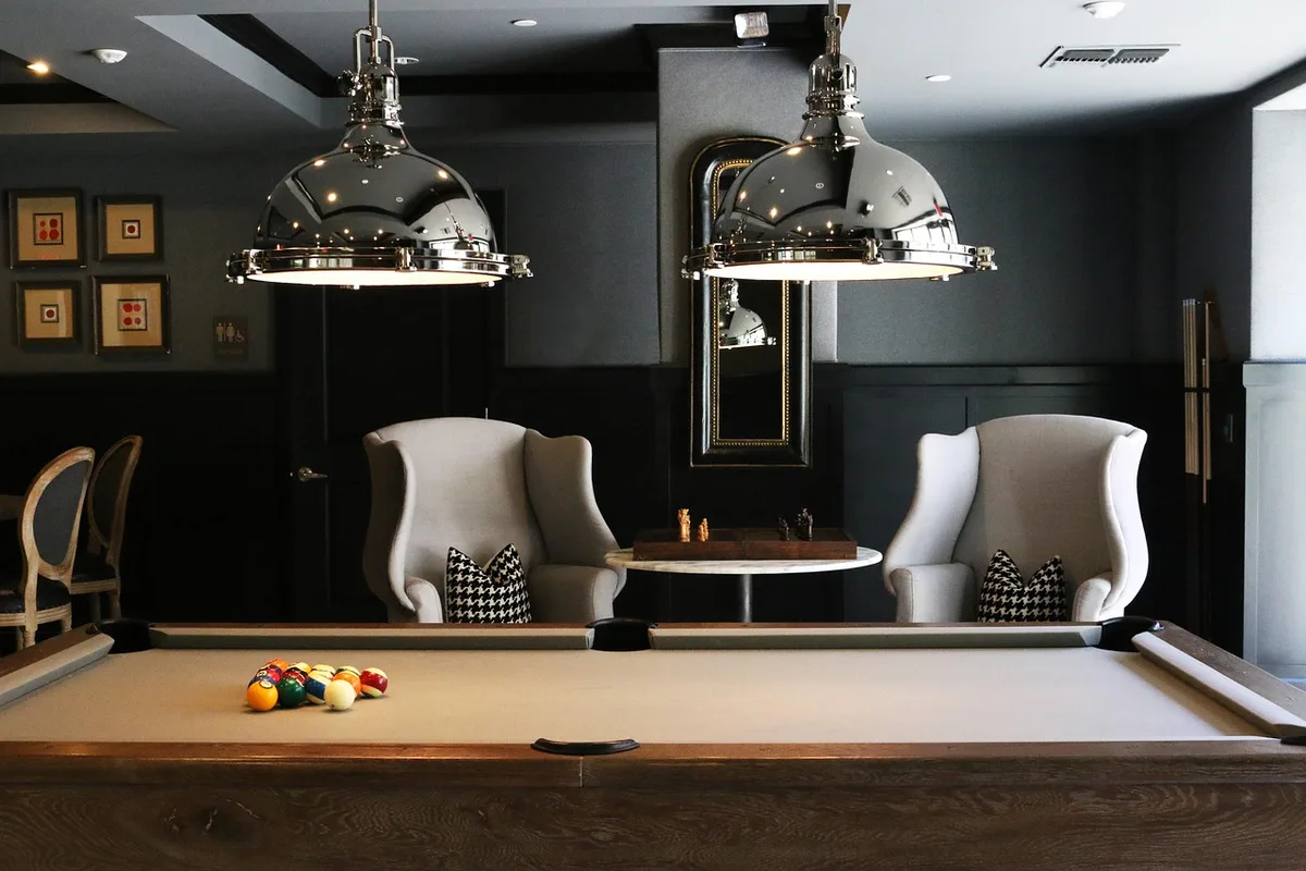 Salle à manger privée du salon avec tables dressées et chaises confortables