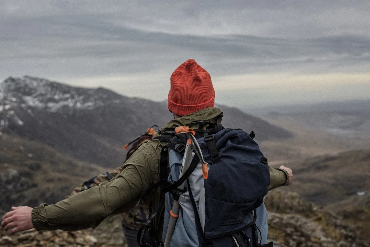 Doudoune compressible rangée dans un sac à dos cabine
