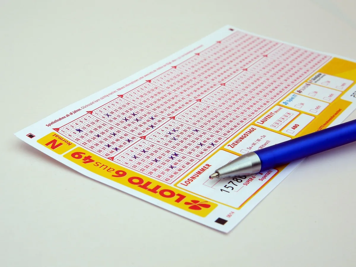 Billets de première classe et carte d'accès déposés sur une table