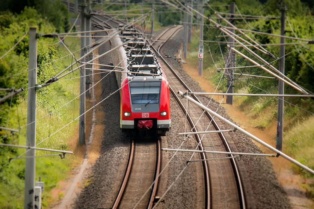 Espace assis calme et buffet avec boissons dans un lounge ferroviaire